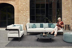 Een nieuwe kijk op buitenluxe Manutti Flex collectie zomer hout aluminium metalen frame meubels tuinmeubelen buitenmeubelen outdoor design zithoek zetel comfort zitbank Metrica Design Studio luxe magazine Chic Gardens