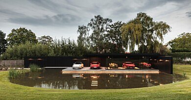 Nu in Chic Gardens najaar 2020: een adembenemend 'podium' voor de exquise wagens in de tuin van een fervent autoliefhebber. Een project door tuinarchitect Filip Van Damme.
