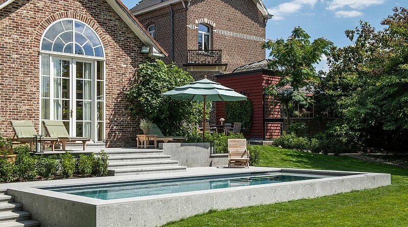 Chic Gardens, magazine voor outdoor living en design: Een zwembad van het Hasseltse bedrijf De Cock betekent voor een woning een absolute meerwaarde.