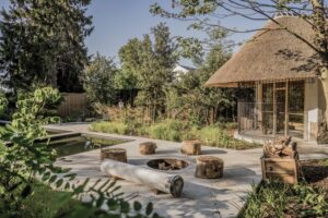 Nu in Chic Gardens voorjaar 2021: Karaktervolle vakantiewoning Edville in Melle met prachtige tuin die een vakantiegevoel uitstraalt. Door tuinarchitect Thomas van bureau Exteria.