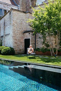 Chic Gardens magazine voor outdoor living en design: Zuiderse stadstuin met zwembad door tuinarchitect Bart Monbaliu