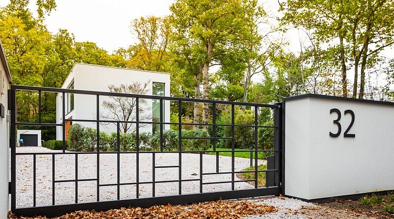 Chic Gardens: Een stijlvolle poort aan de oprijlaan van je huis en tuin. Die vind je bij DJS Hekwerken!