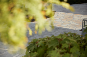 Chic Gardens magazine voor outdoor living en design: unieke keramische tegels voor je buitenruimte en terras.