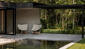 Tuinarchitecten en -aannemers Eric Wouters en zoon Roel realiseerden dit minimalistische poolhouse dat dienst doet als multifunctioneel bijgebouw, onder andere voor thuiswerk.