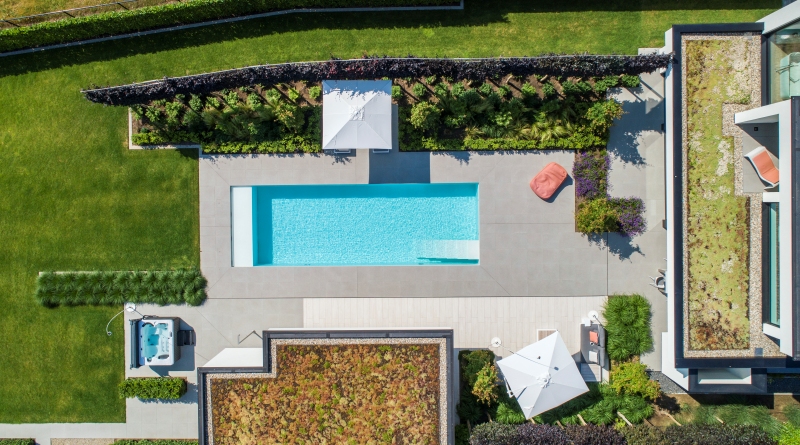 Moderne tuin met zwembad, poolhouse en daktuin door Groenbedrijf Van Vlierden