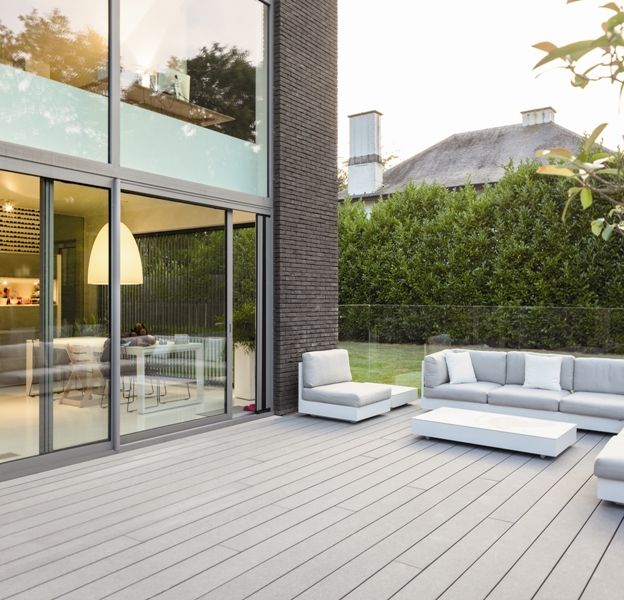 De terrasplanken van Cedral Terrace zijn duurzaam, onderhoudsvriendelijk, slijtvast, makkelijk te plaatsen en stijlvol. Voor elk terras ideaal!