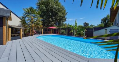 Laat de waterpret bij het zwembad in je tuin niet drukken en opteer voor een terras dat een antislipafwerking heeft.
