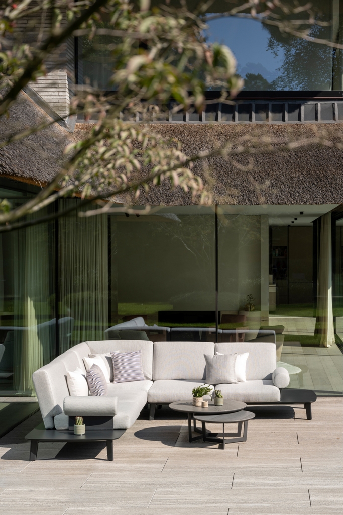 Buitenmeubelen van Exterioo: de Lacrima loungeset voor je tuin, met een indoor feeling.