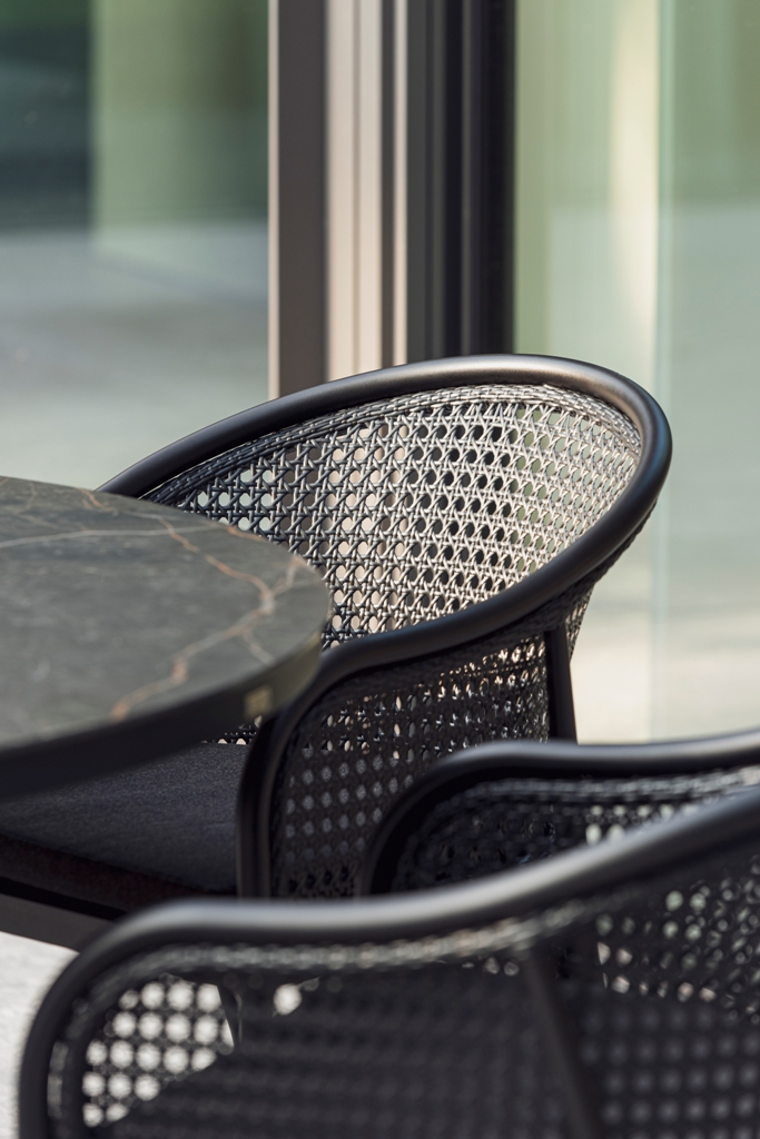 De Tonale buitenstoelen van Exterioo worden afgewerkt t met gevlochten en geweefde accenten.