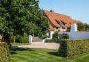 Binnentuin bij landelijke hoeve door Bart Monbaliu