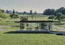 Transparant bijgebouw met 360° uitzicht en Zwiters swissFineLine frameloos schuifraamsysteem