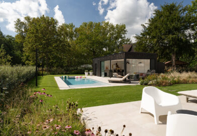 Tuinproject gerealiseerd door Buitenburo: in deze tuin met zwembad en poolhouse is het puur genieten.