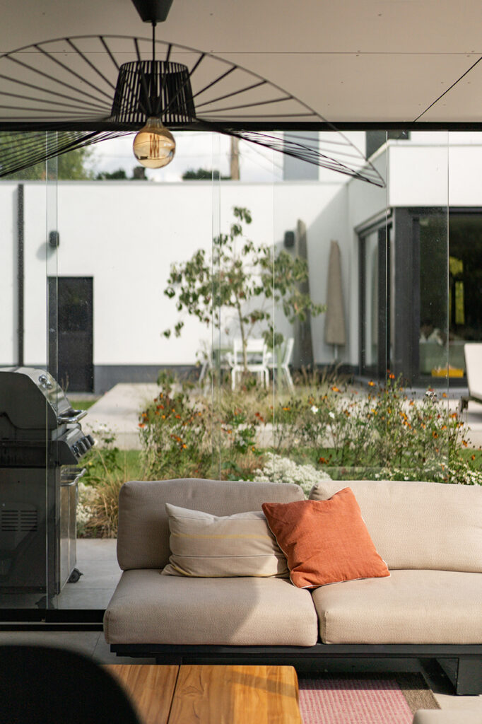 Tuinproject gerealiseerd door Buitenburo: het poolhouse heeft een mooie uitkijk op het terras.