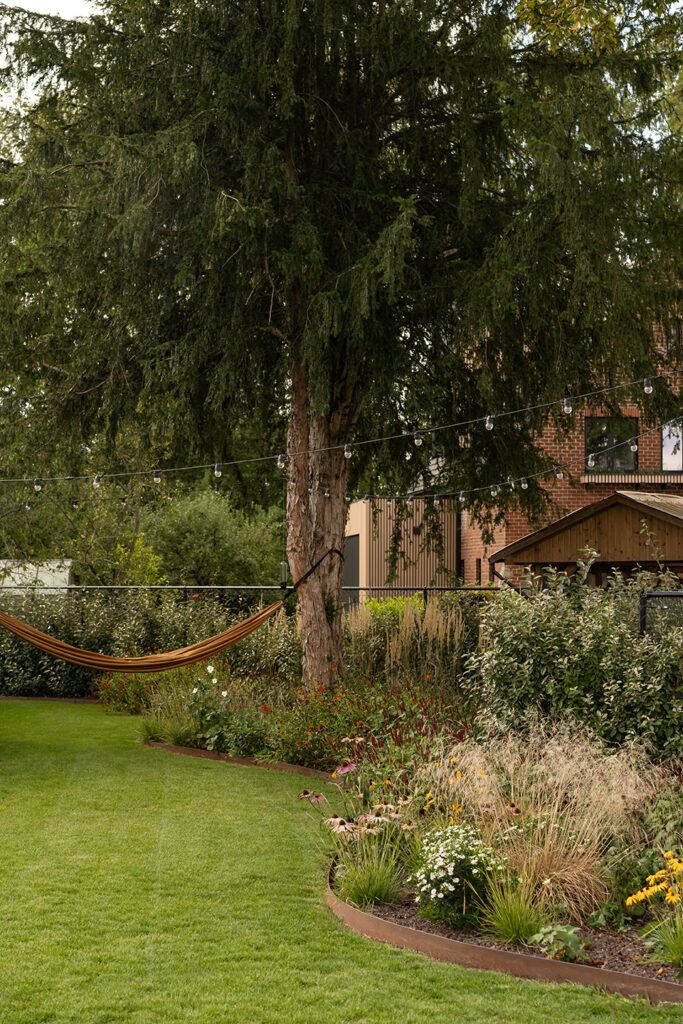 Tuinproject gerealiseerd door Buitenburo: chillen in de hangmat in de achtertuin